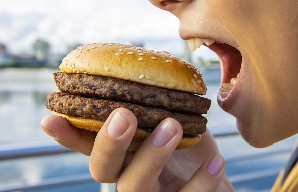 Доктор Угнивенко предупредил о неочевидной опасности гамбургеров и колы