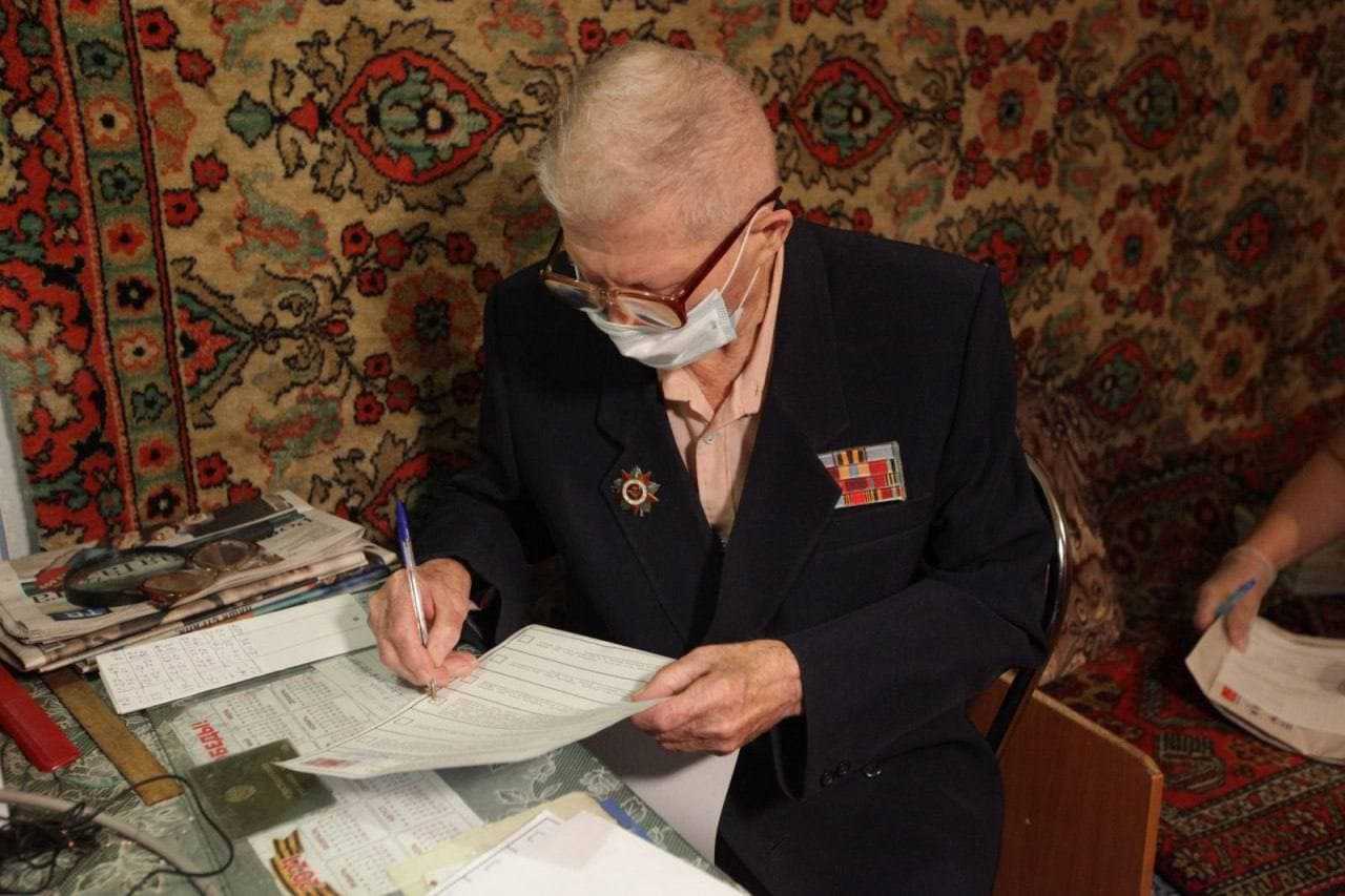 В Челябинске на выборах проголосовал 95-летний ветеран