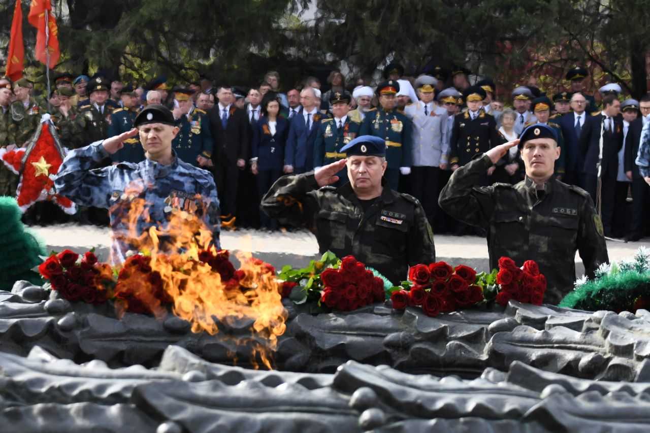 В Челябинске состоялась церемония возложения цветов и венков к Вечному огню