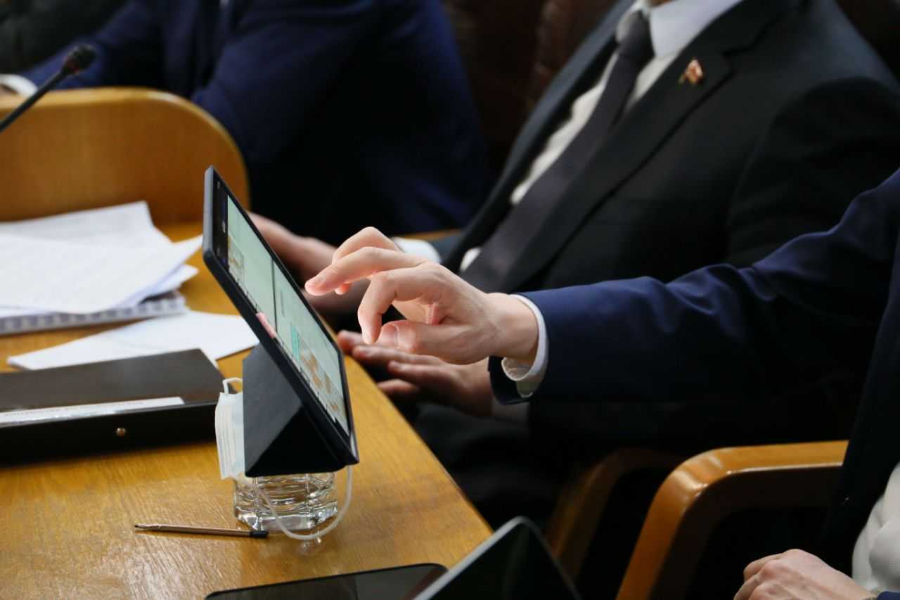 Южноуральские депутаты поменяли бумаги на гаджеты