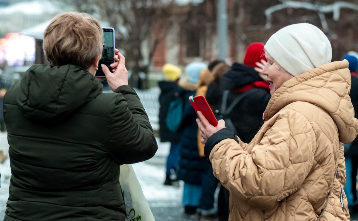 91-летнего жителя Челябинска научили пользоваться смартфоном