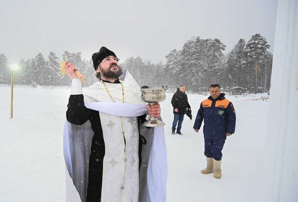 Перед Крещением на Тургояке освятили ледяную часовню