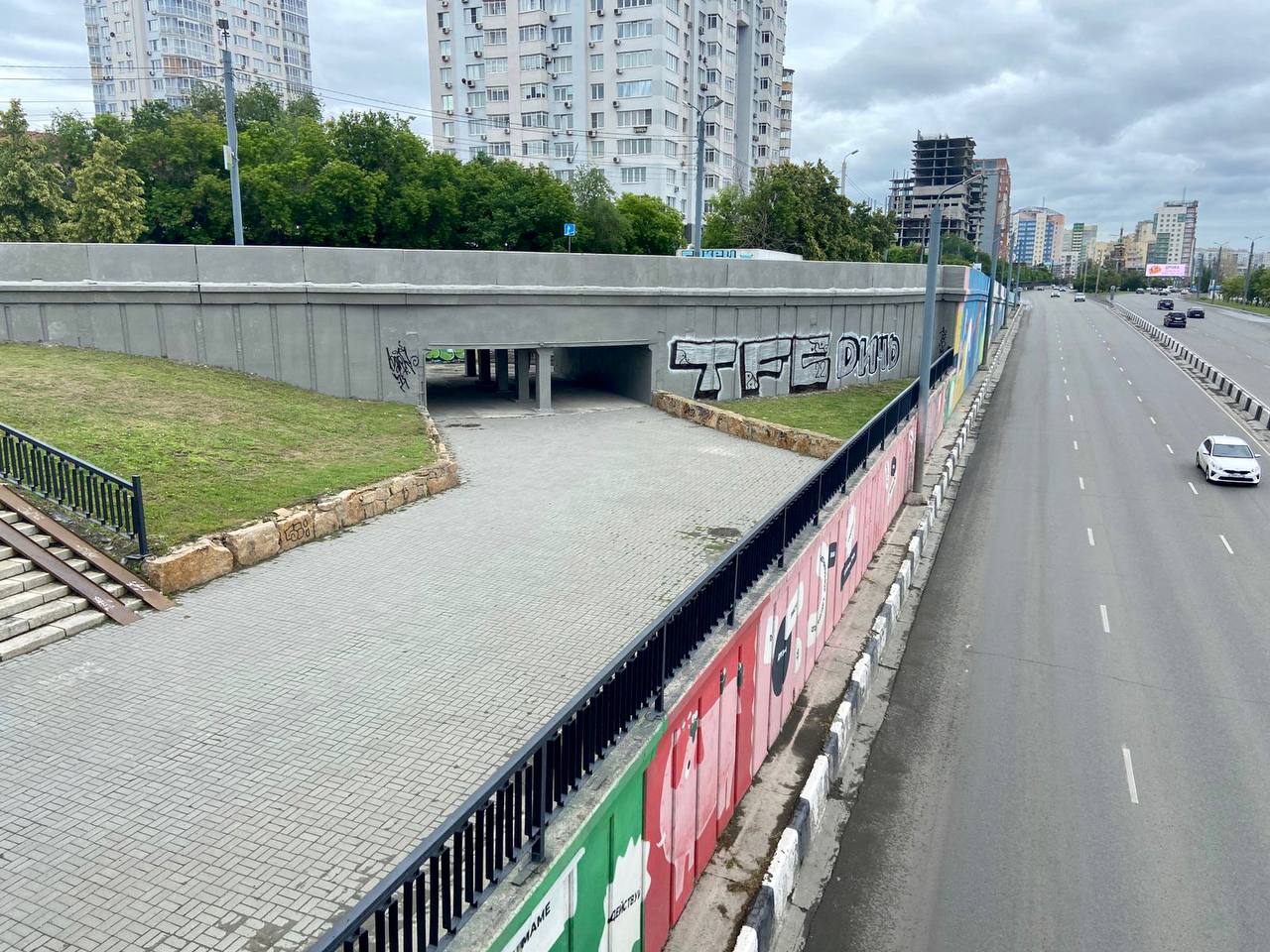 Вандалы испортили свежепокрашенную стену возле путепровода в Челябинске