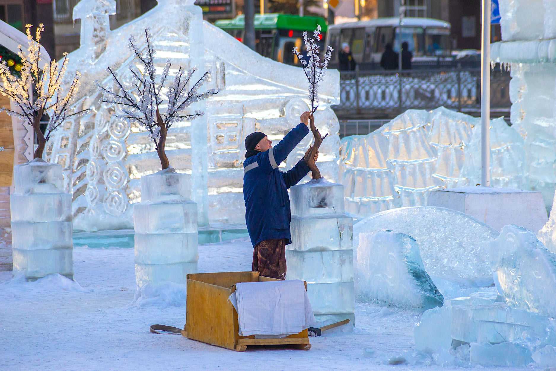 Как в Челябинске разбирают главный ледовый городок