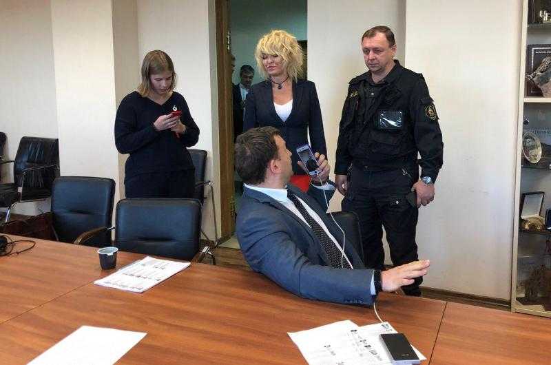 Медиаклоун чуть не сорвал речь лидера «СТОП ГОКа» на выборах мэра Челябинска