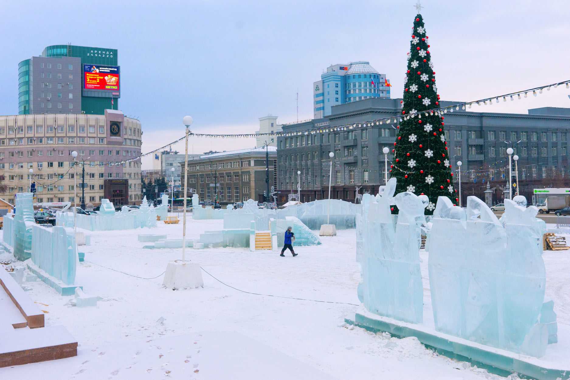 Как строят главный ледовый городок в Челябинске