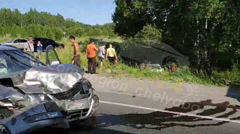 В жуткой аварии под Челябинском разбились два легковых автомобиля