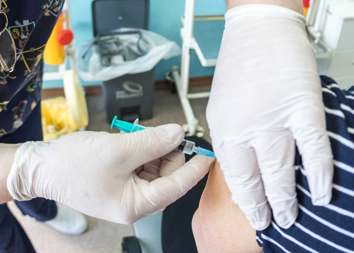 Почти 646 тысяч челябинцев получили первый компонент вакцины от COVID-19