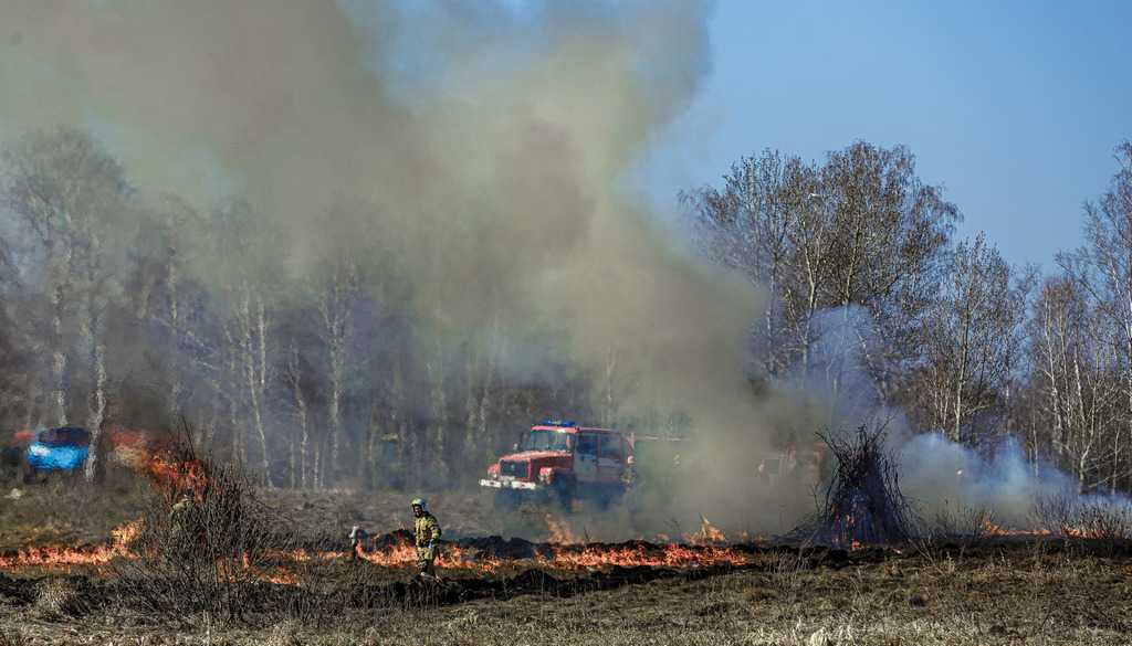 Из-за лесных пожаров на Урале загорелась база отдыха