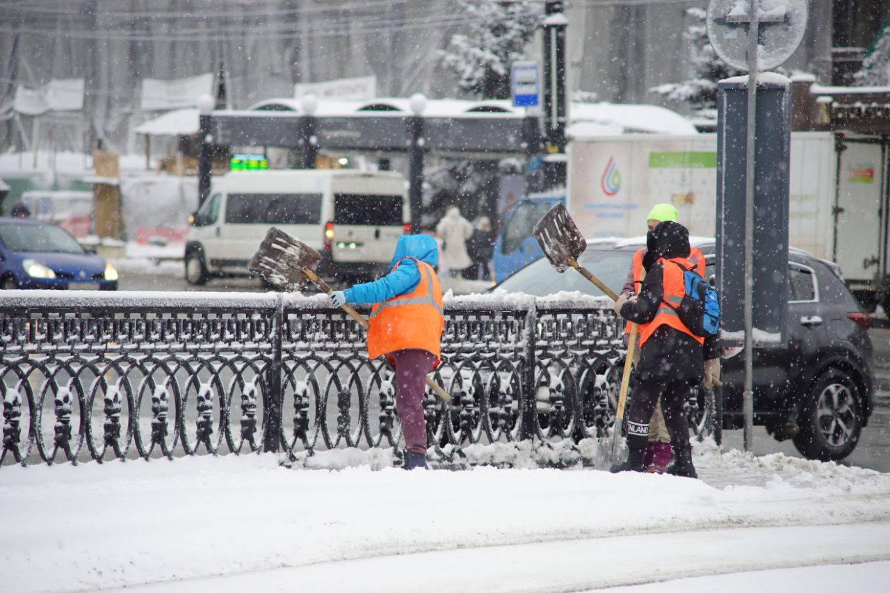 На Челябинск обрушилась половина месячной нормы снега