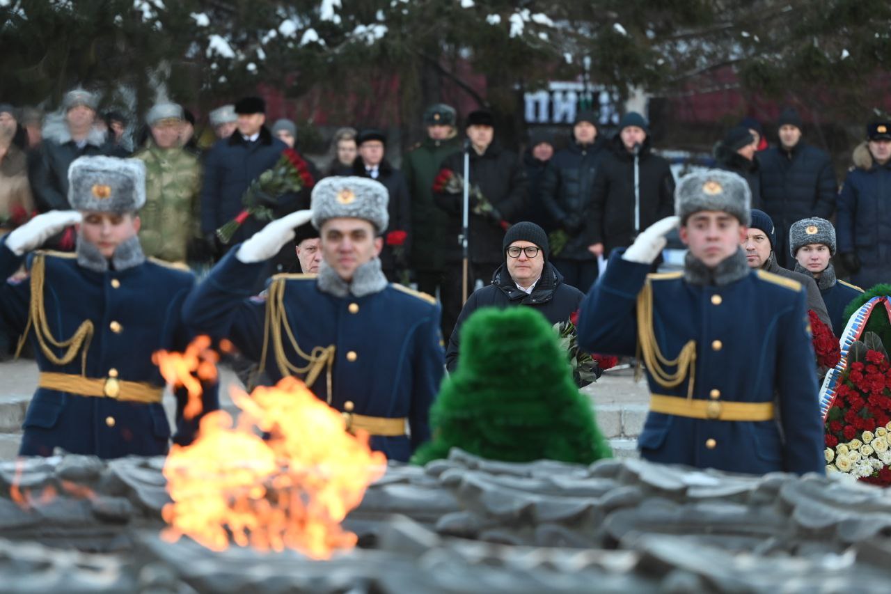 В Челябинске возложили цветы к Вечному огню в День Неизвестного солдата