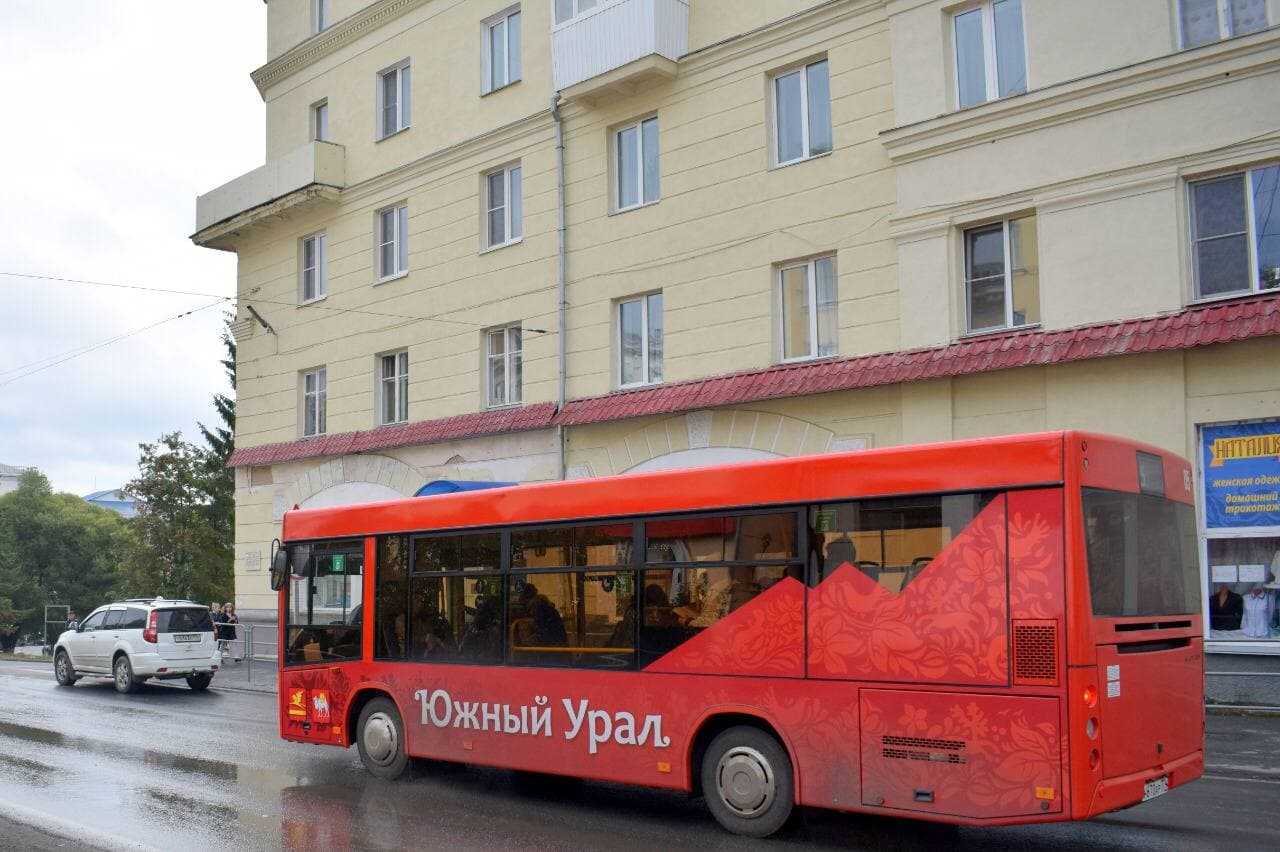Яркие красные автобусы вышли на дороги Златоуста