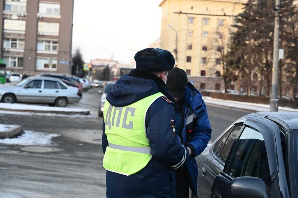 На Урале на видео попал лихач-работник РЖД, катавший на капоте сбитого им полицейского