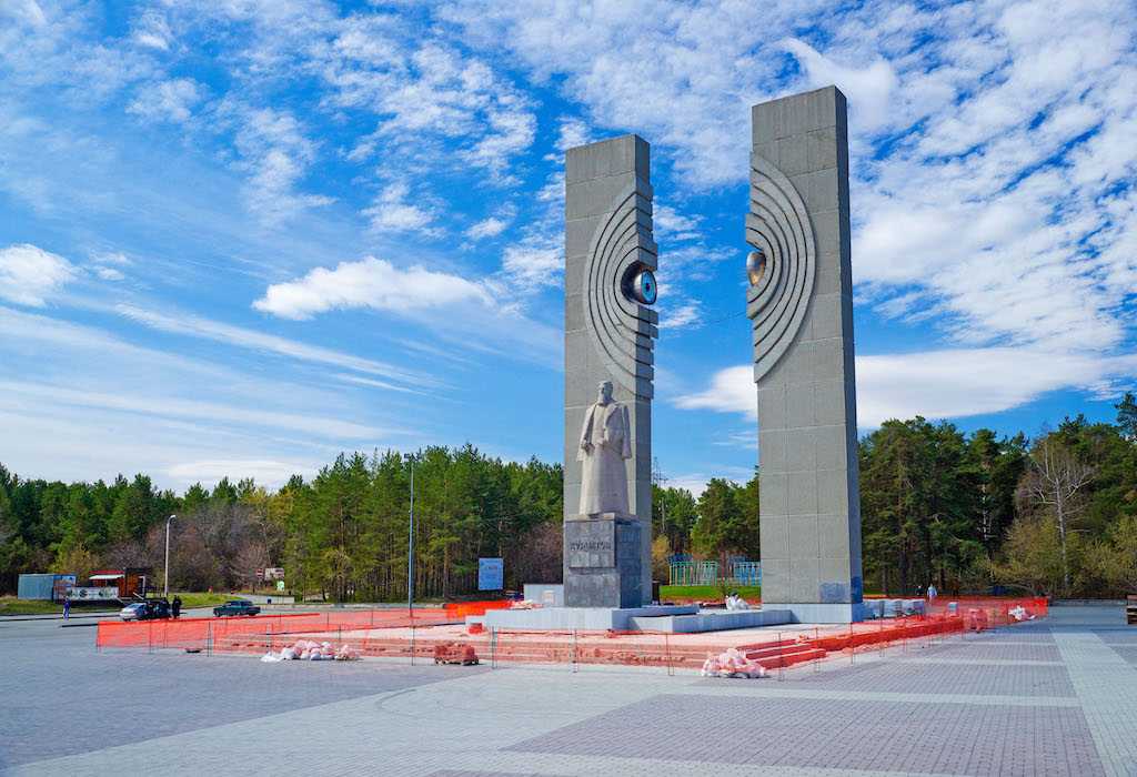 В Челябинске рядом с памятником Курчатову запретили любую стройку