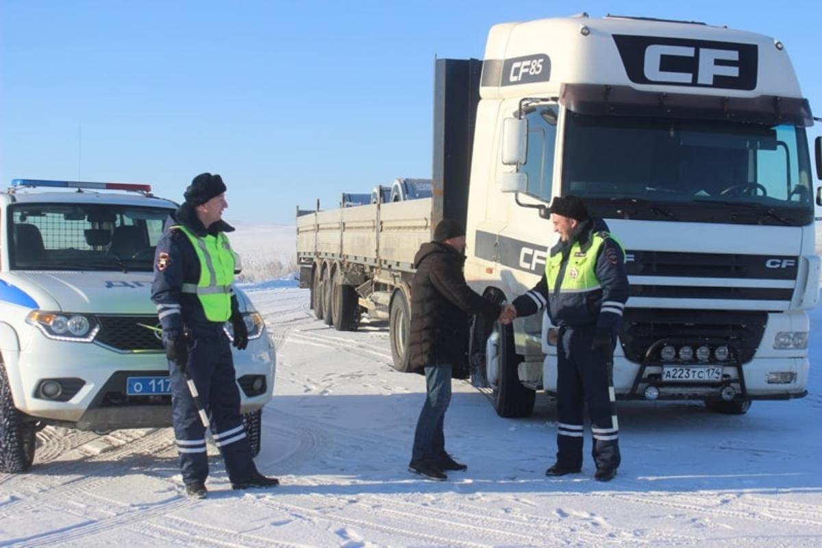 Полицейские Челябинской области спасли дальнобойщика в мороз.