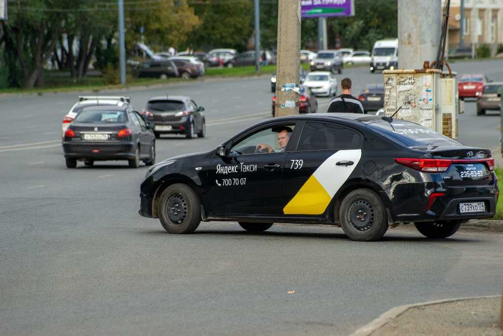 В Челябинске такси могут обязать ездить только на белых и желтых авто