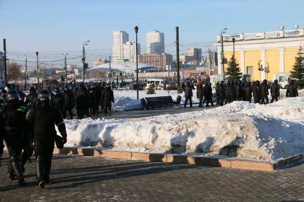 В Челябинске во время незаконных акций задержали 16 подростков