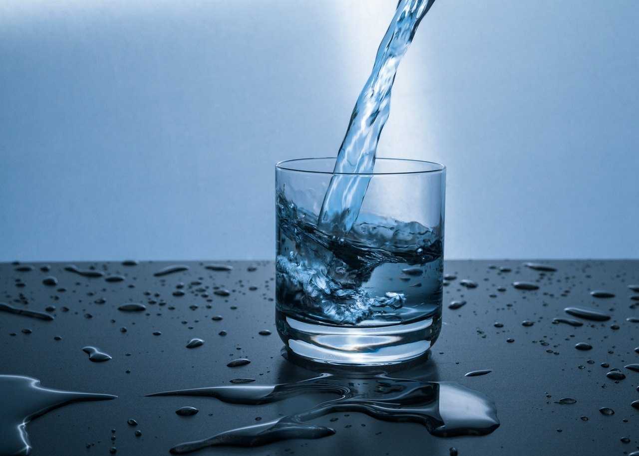Доктор Левит напомнил, как определить достаточно ли человек пьет воды