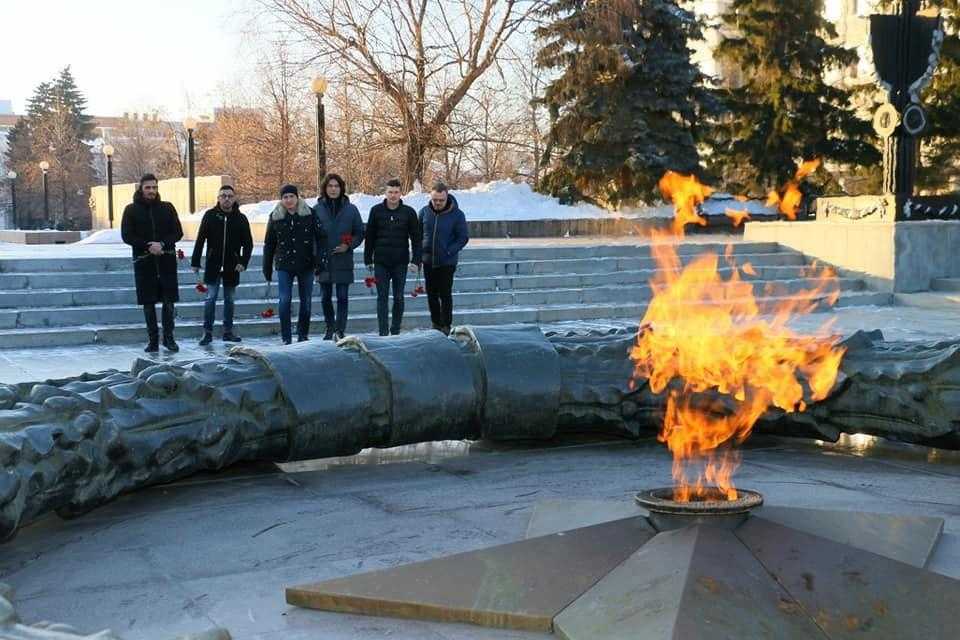 Победа на сегодня челябинск. Мемориальный комплекс вечный огонь Челябинск. Памятник вечный огонь в Челябинске. Вечный огонь Челябинск школа 19. Вечный огонь Челябинск дети.