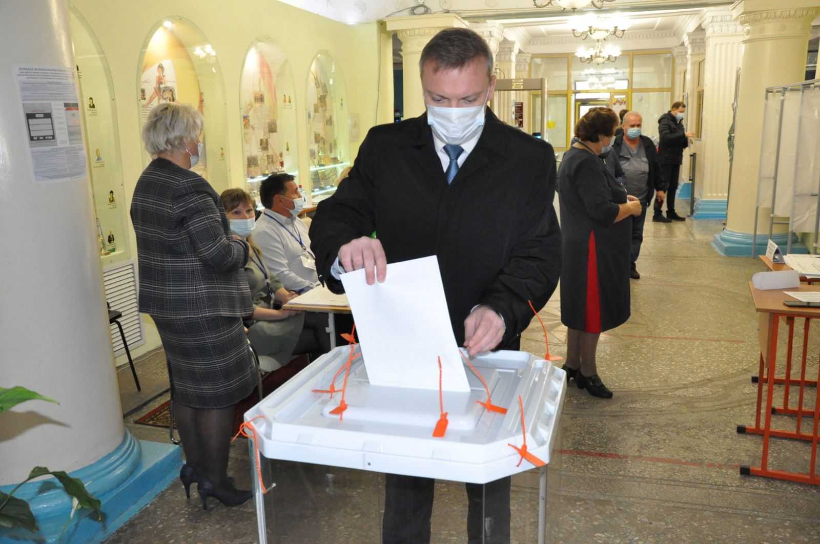 Мэр Копейска проголосовал на выборах депутатов Госдумы
