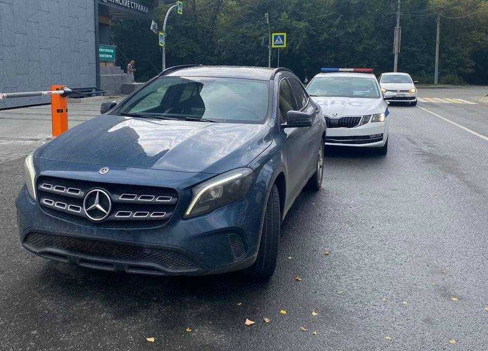 Челябинский водитель Mercedes пойман с поддельными номерами