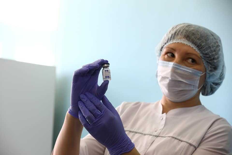 Южноуральцы могут записаться на прививку от ковида через госуслуги