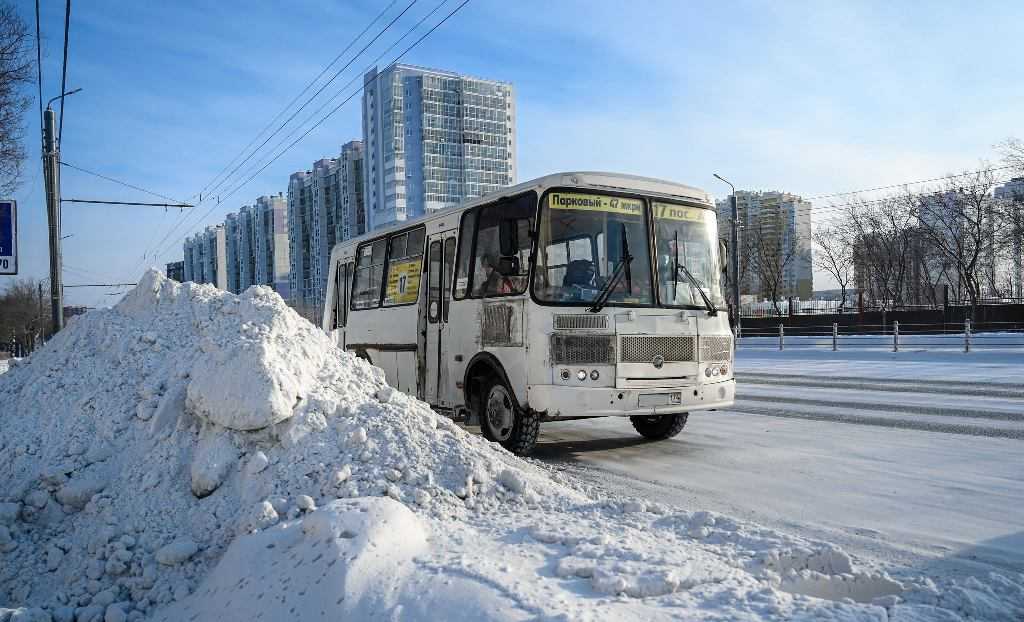 В Челябинске мать с малышом на санках сбил микроавтобус