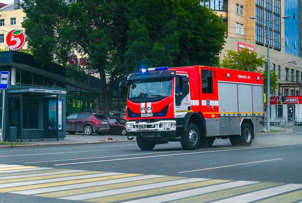 В Челябинске на фабрике дверей возник пожар