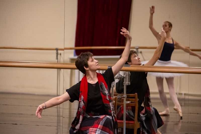 Педагог Большого театра оценил форму челябинских балерин