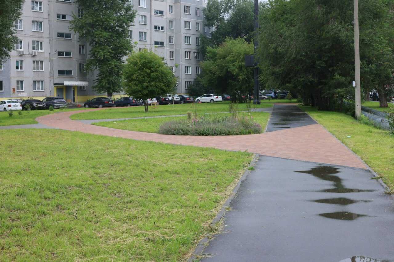Незаконную парковку в отдаленном районе Челябинска превратили в уютный сквер
