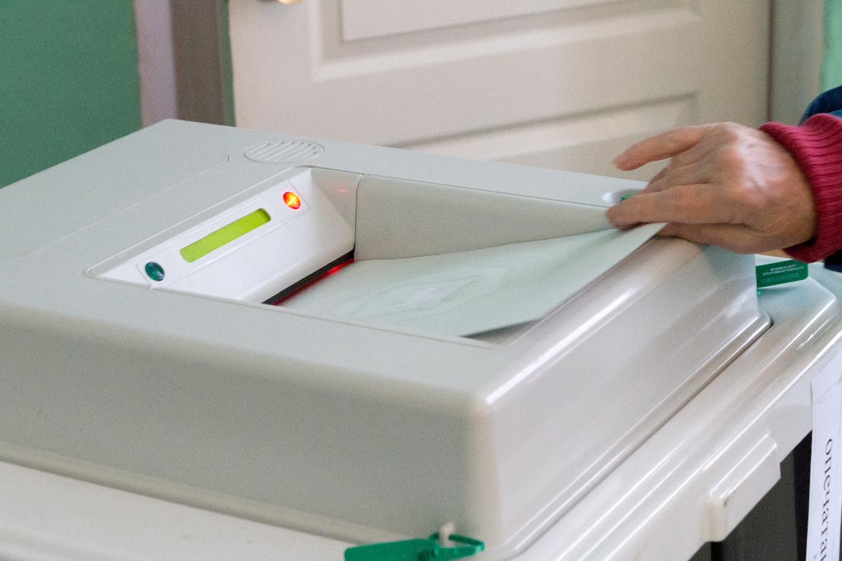 В Октябрьском районе жители охотно переходят на электронное голосование