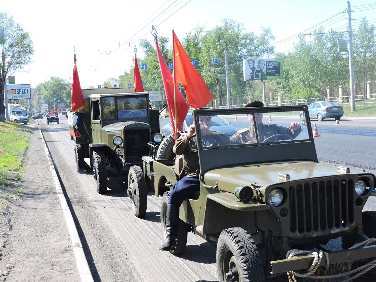 Автопробег ретро-машин, концерт и салют: как в Челябинске поздравили ветеранов