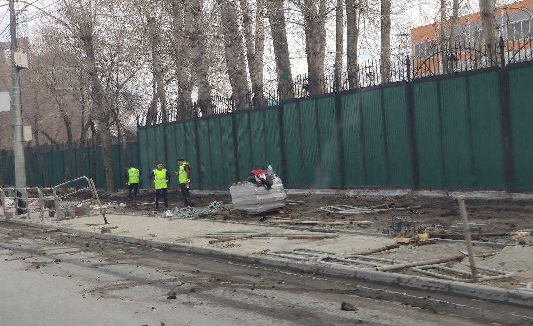 В Челябинске продолжается демонтаж серых заборов