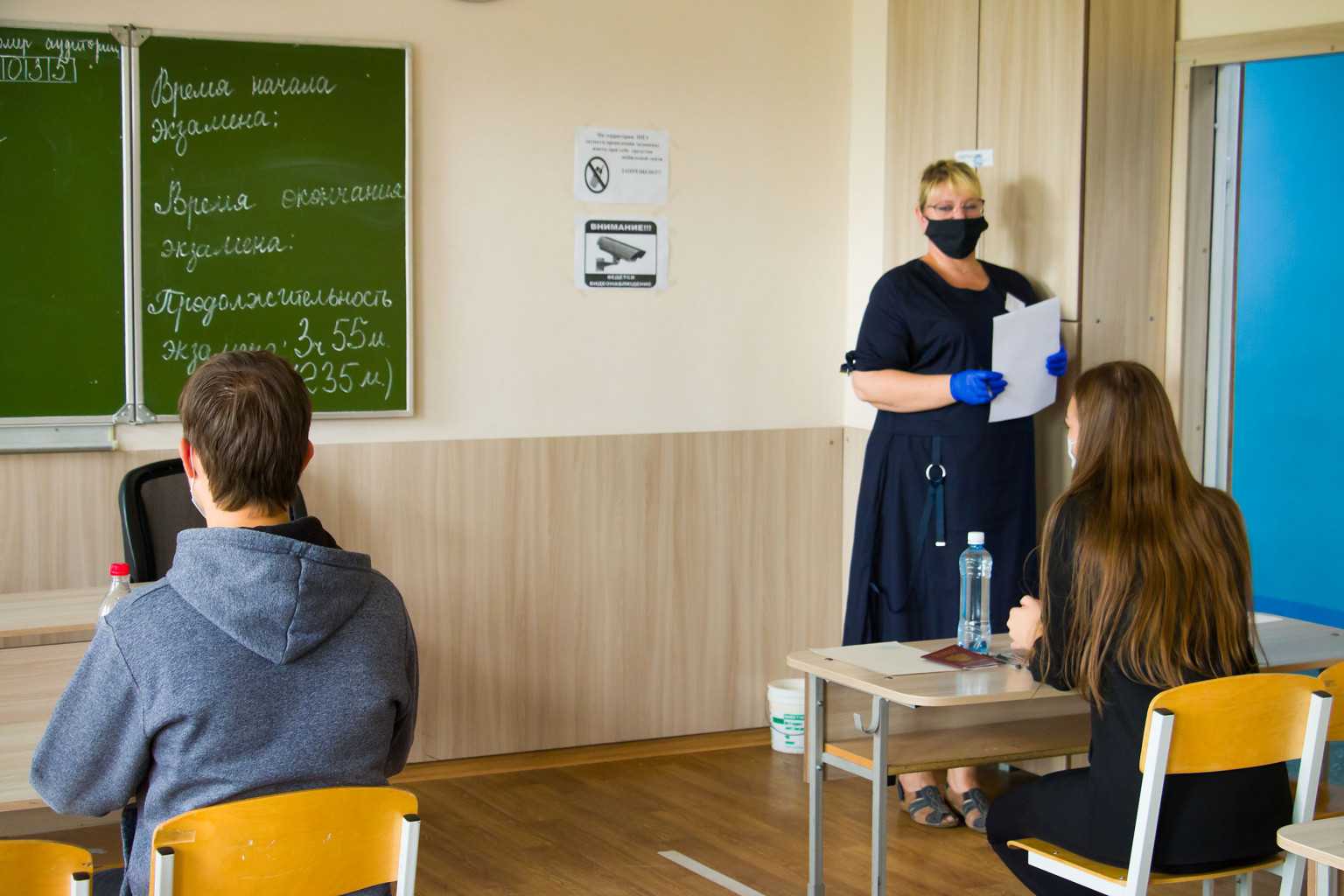 Придется ли челябинским учителям вести уроки в масках