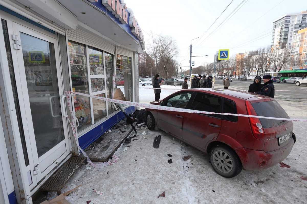 В Челябинске иномарка вылетела на остановку: погиб пешеход