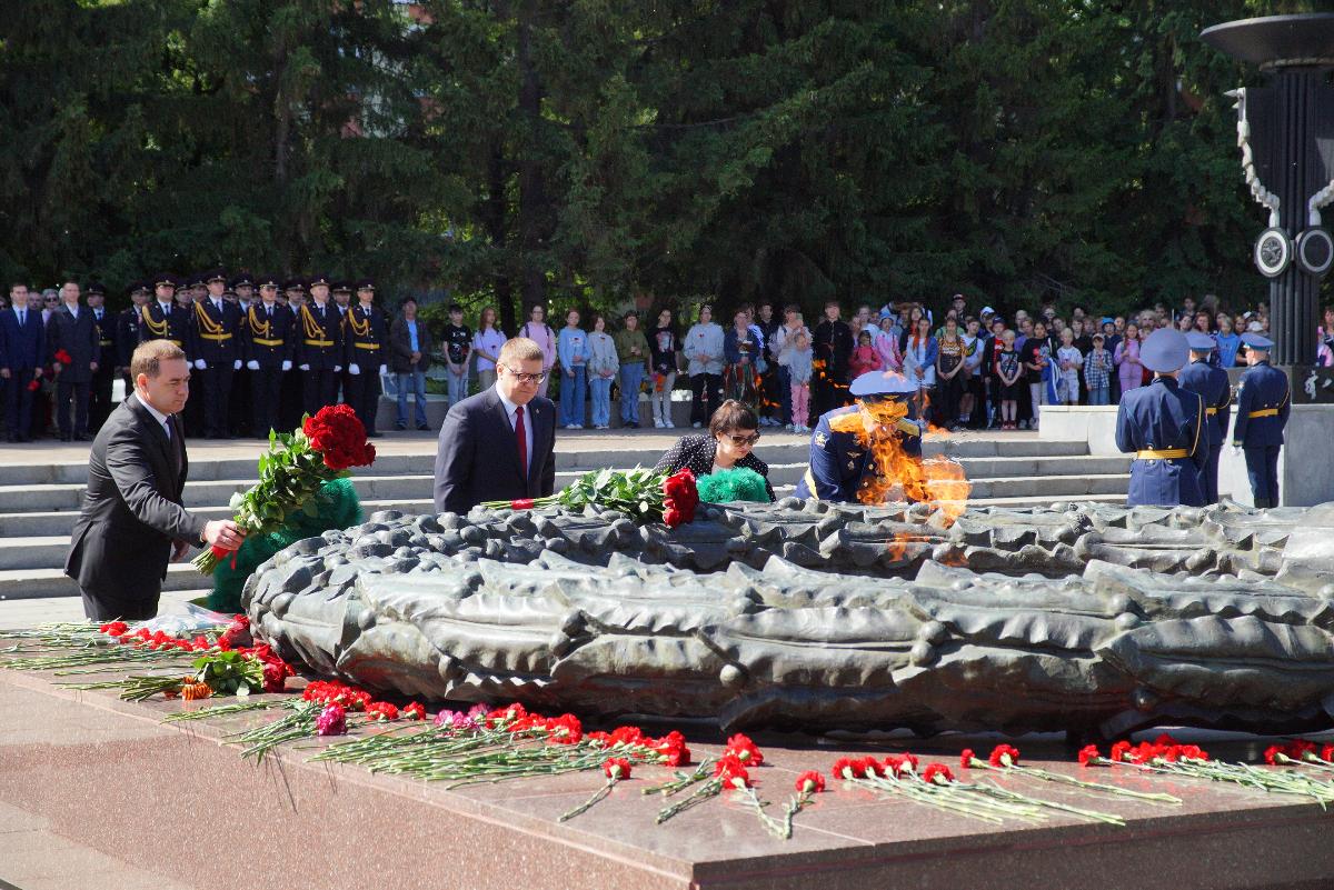 В День памяти и скорби Алексей Текслер возложил цветы к Вечному огню