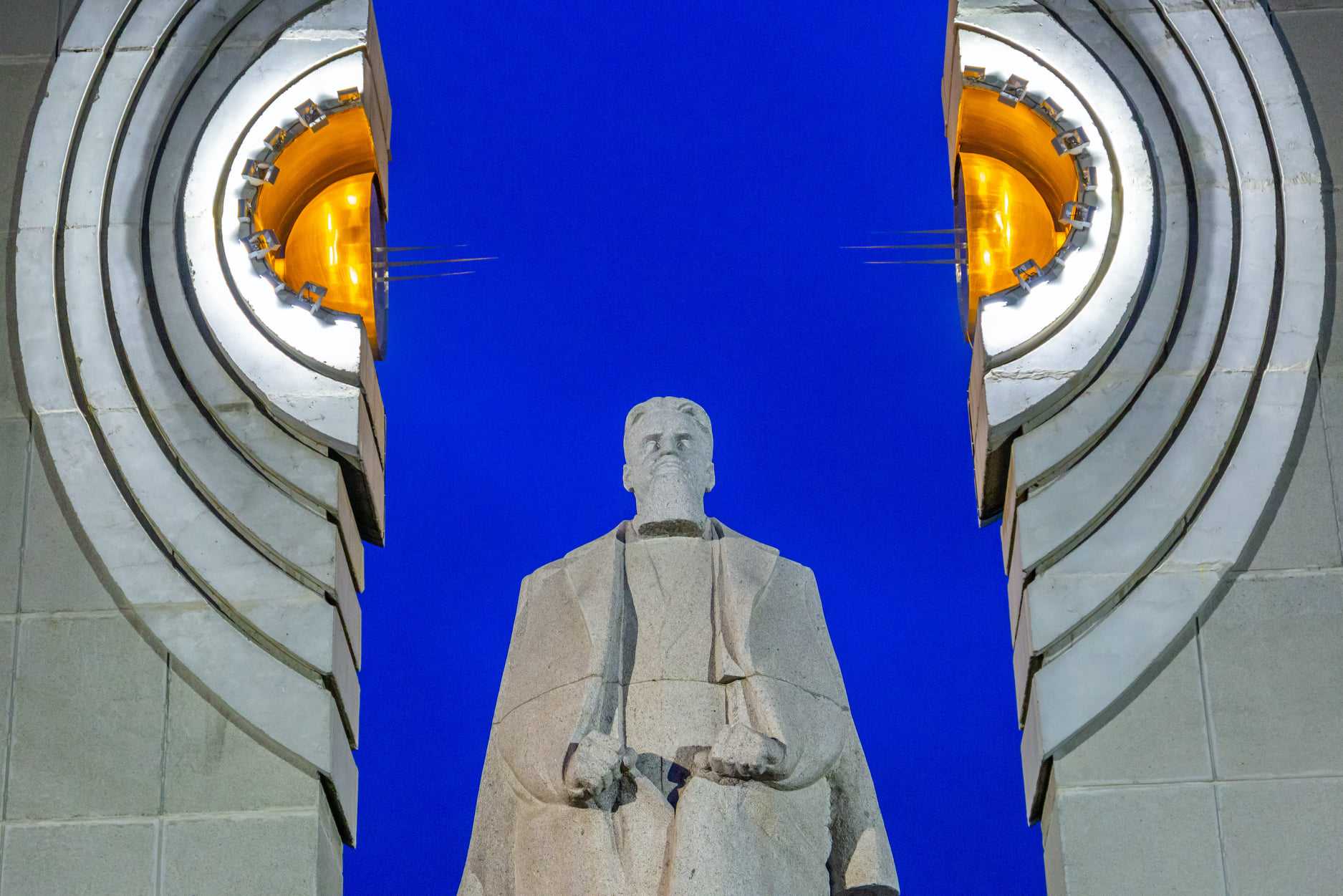 У памятника Курчатову в Челябинске появилась оригинальная подсветка