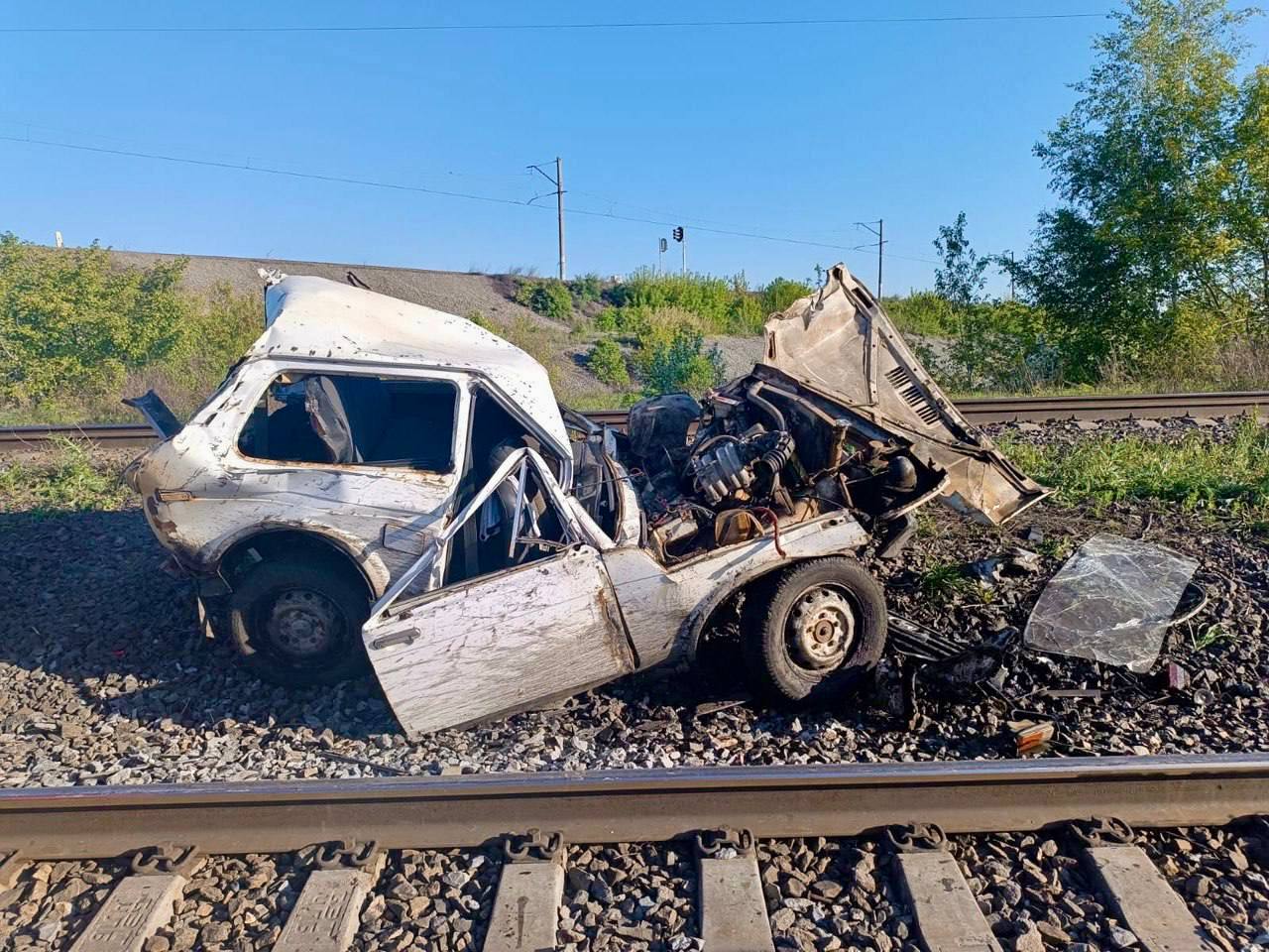 На Южном Урале влюблённые оставили на жд-переезде «Ниву» | 21.05.2024 |  Челябинск - БезФормата