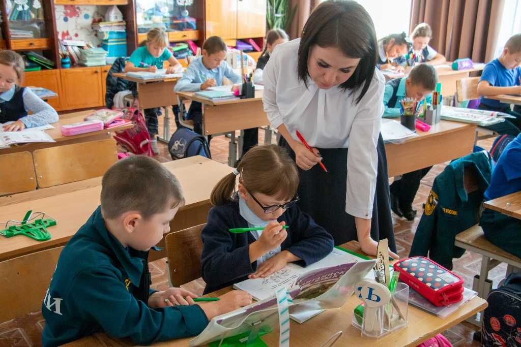 Треть челябинских педагогов работают за двоих