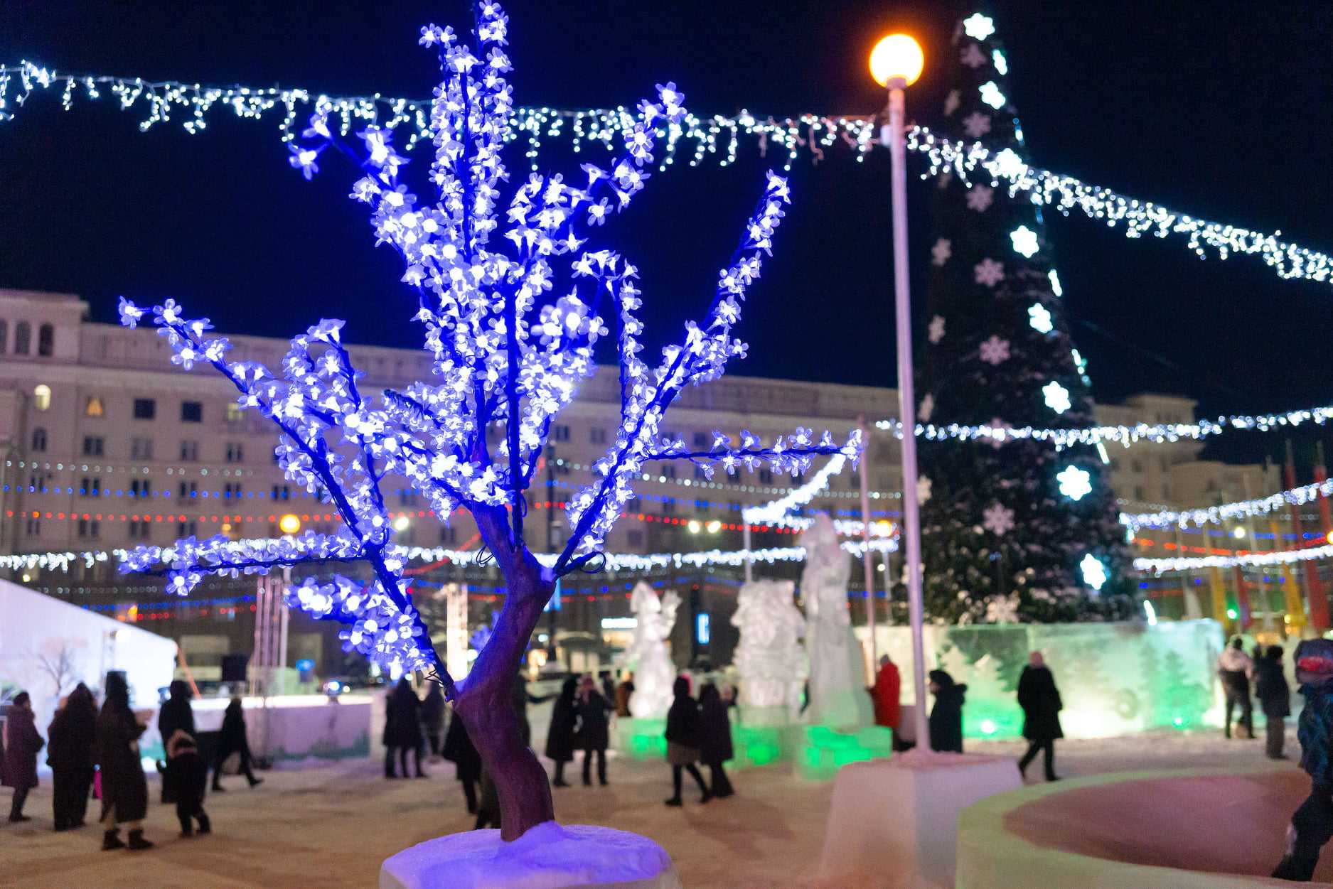 На главной площади Челябинска вырос «Сказочный лес»