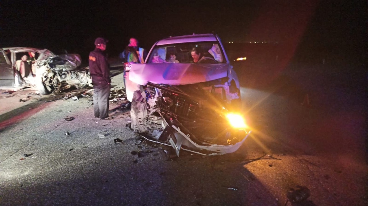 Ночью в лобовом столкновении на южноуральской трассе погибли два пассажира иномарки