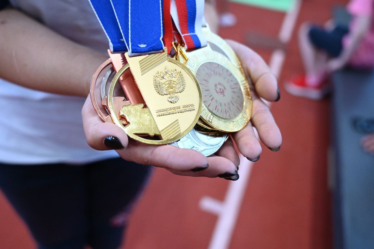 Вьетнамские спортсмены-инвалиды с гордостью получают медаль труда - жк-вершина-сайт.рф