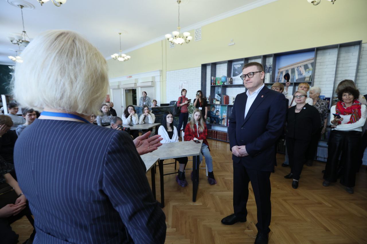 Челябинская публичная библиотека получила книги в подарок от губернатора