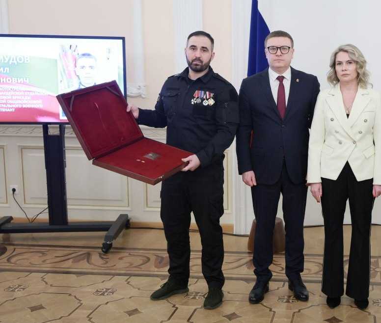 Губернатор Текслер вручил звезду Героя семье Даниила Махмудова