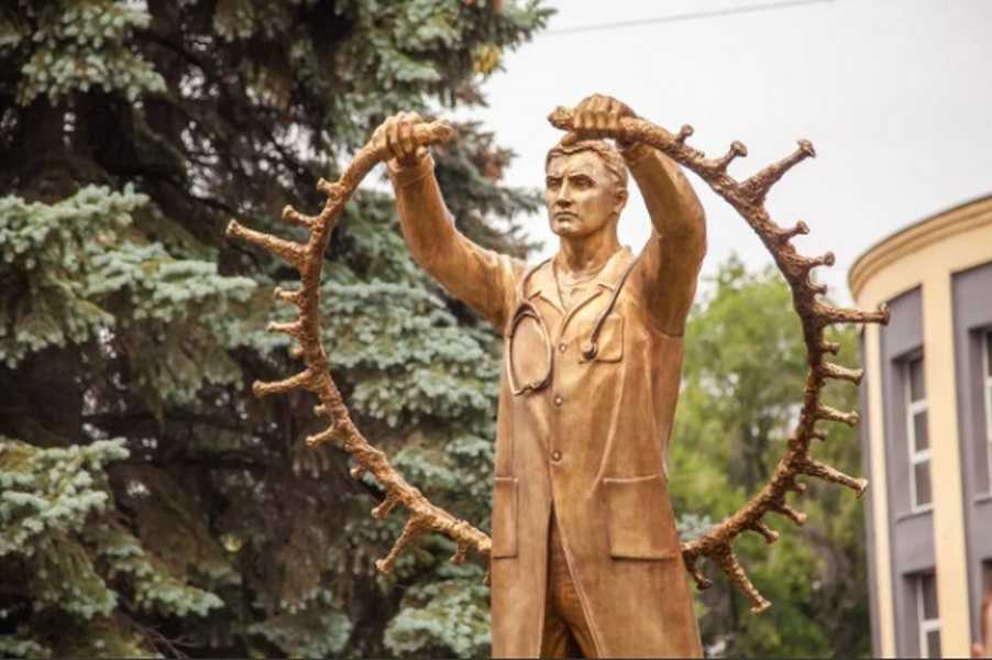 Погибшим в борьбе с коронавирусом медикам поставили памятник в Челябинске