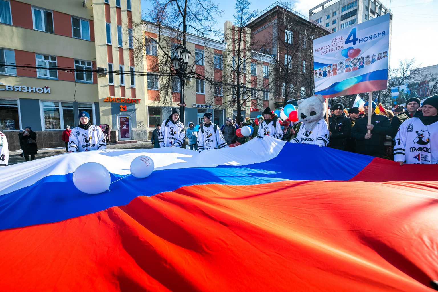 Глава Металлургического района поздравил с Днем государственного флага