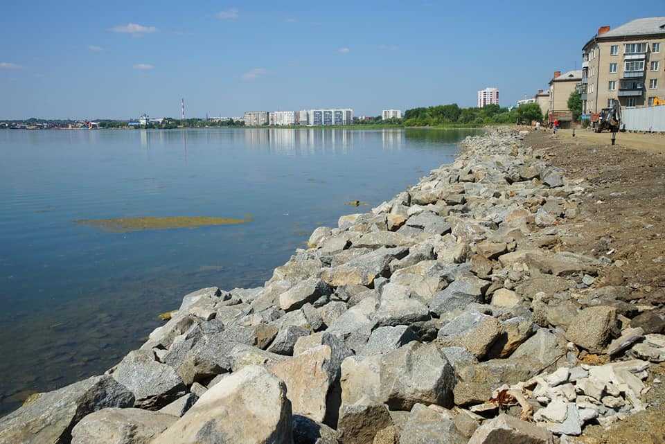 В Челябинске начали благоустраивать набережную озера Смолино