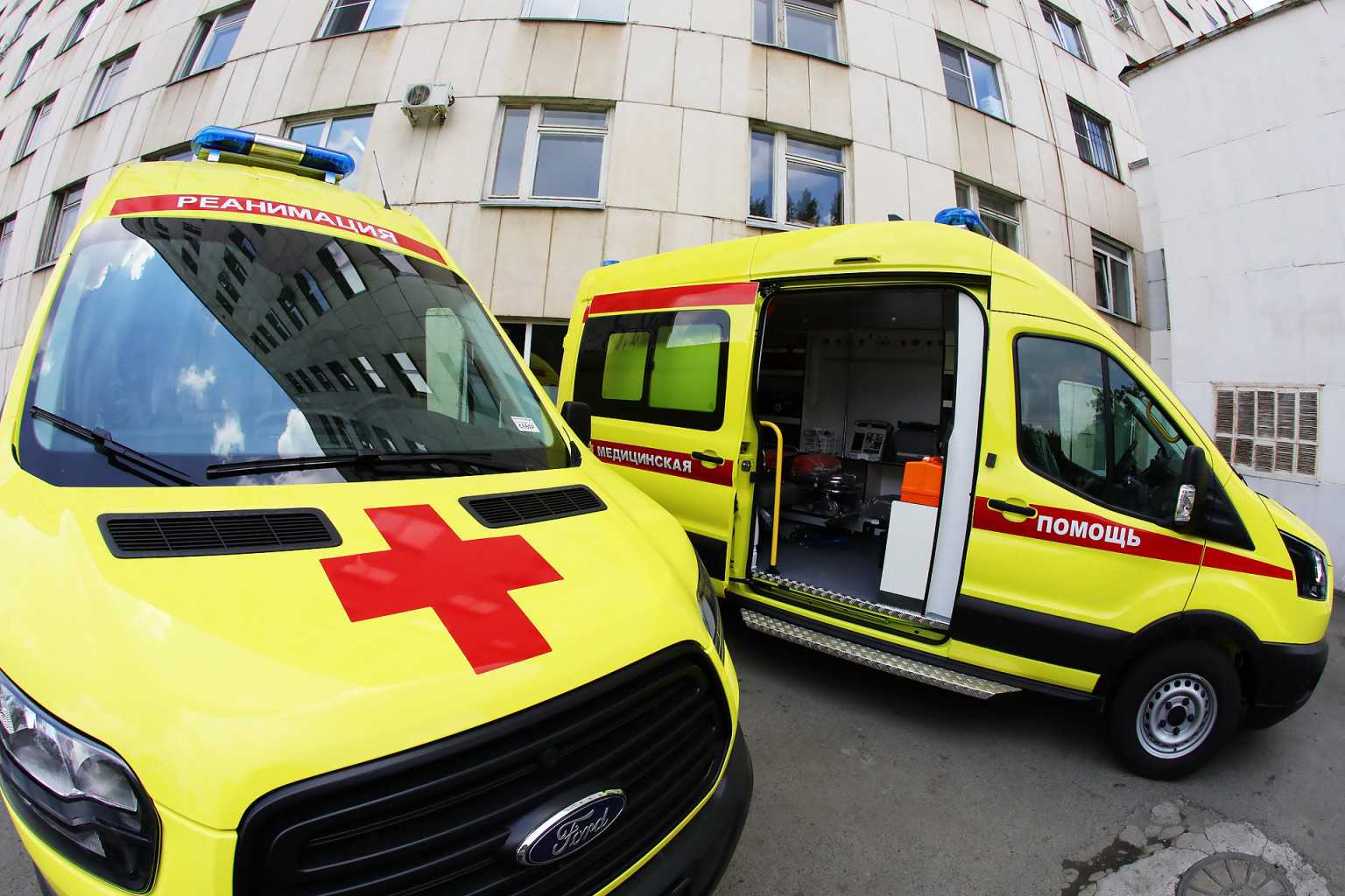 В Магнитогорске перевернулась машина скорой помощи: пострадали двое медиков