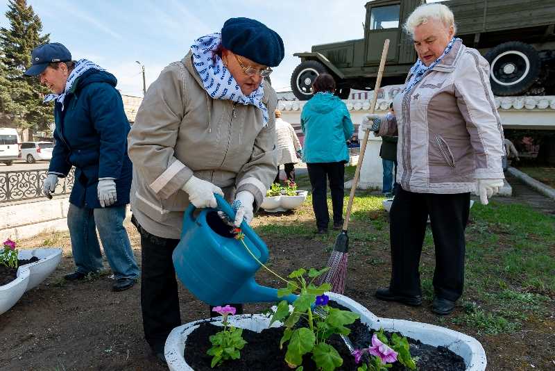 Ветераны «Станкомаша» украсили территорию завода цветочными клумбами