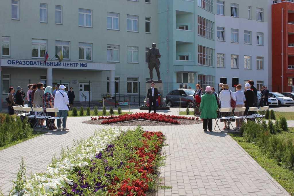 В Курчатовском районе в День памяти и скорби возложили цветы к памятникам павшим
